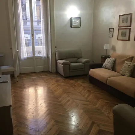 3 Bedroom Cozy In Milan